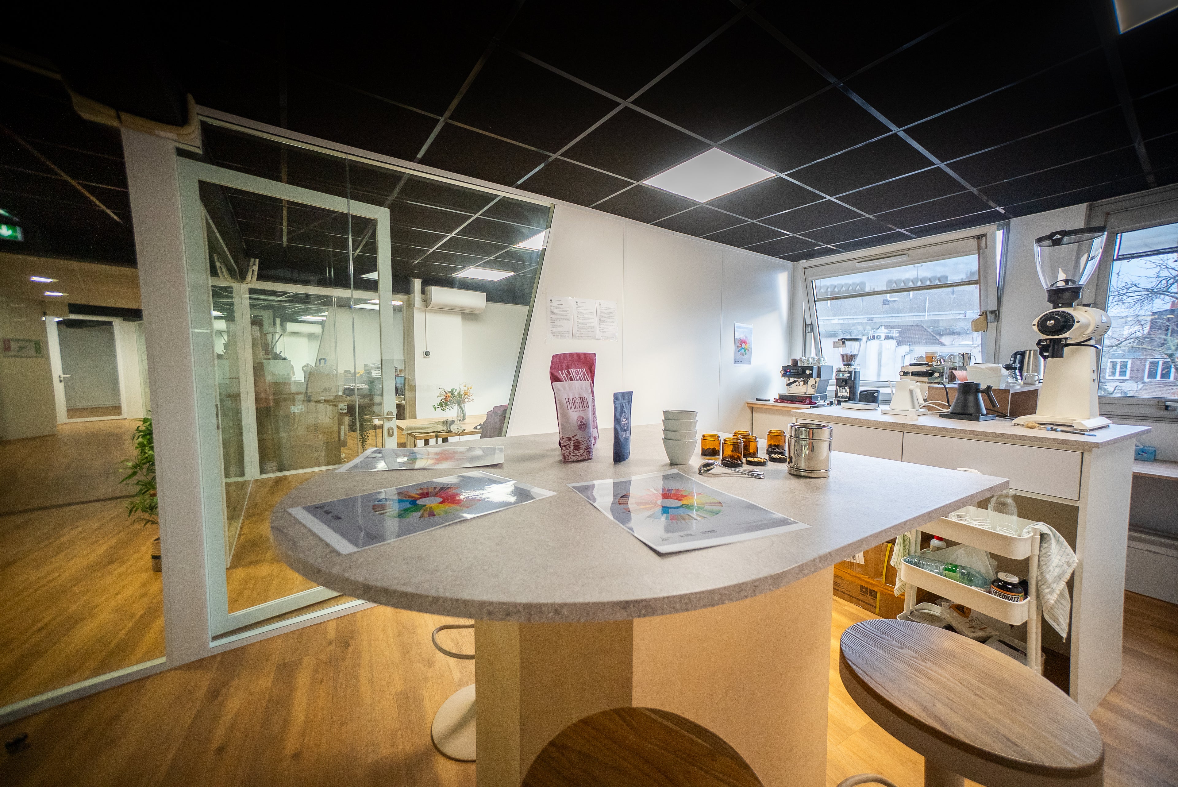 Salle de café Habari Coffee à Lille, lieu des ateliers et formations café au 6 Place Pierre Mendès France, 59800 Lille