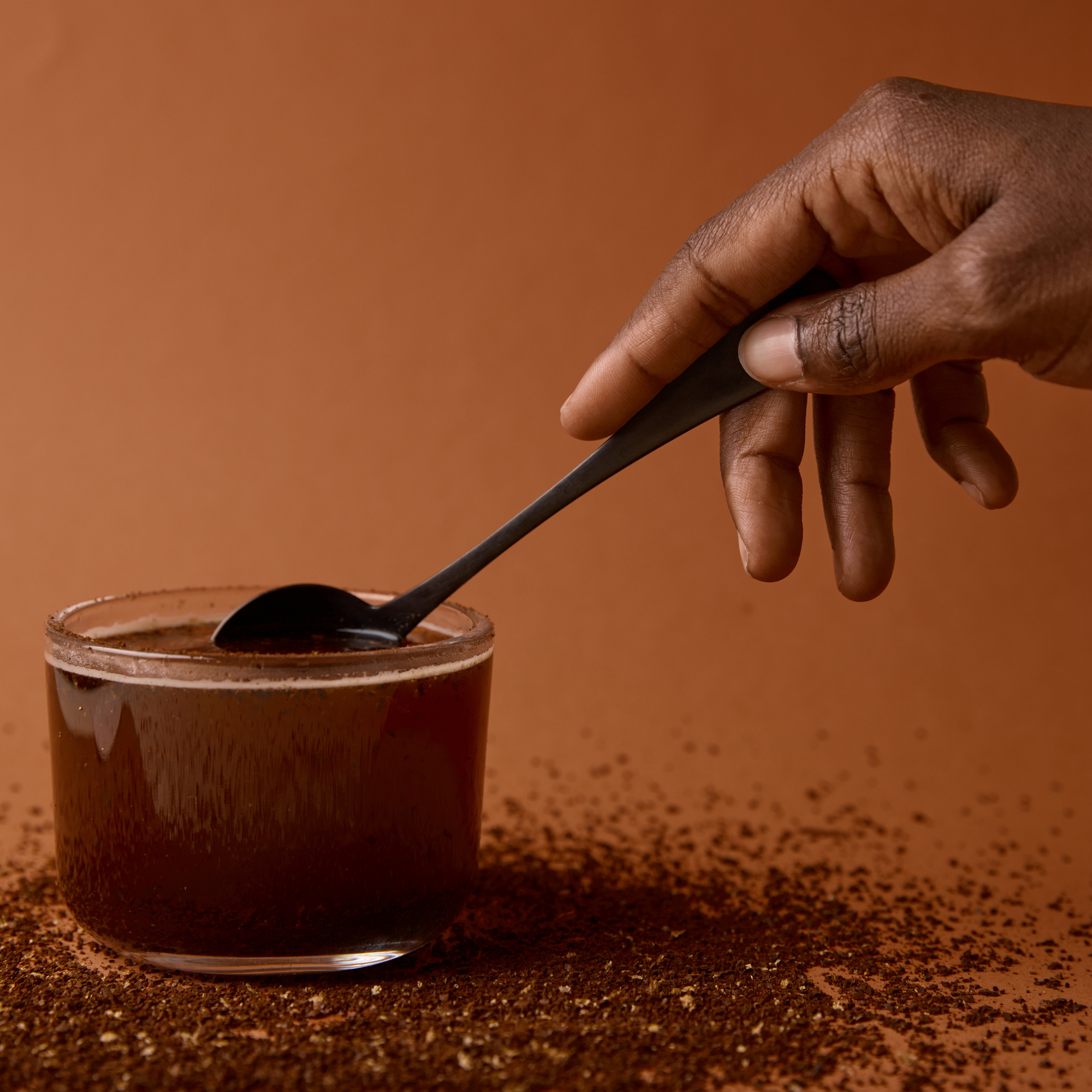 Atelier dégustation de café Habari Coffee à Lille, découverte sensorielle en remuant la mouture de café de spécialité
