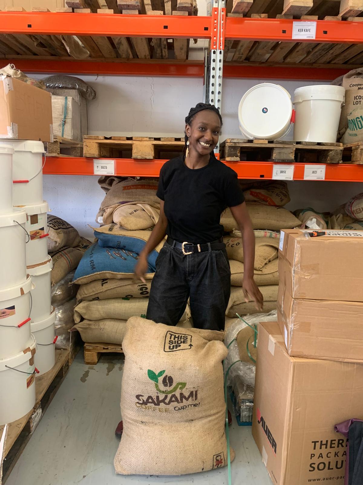 N’goné Sow, créatrice de Habari Coffee et torréfactrice de café de spécialité à Lille, dans un hangar à café